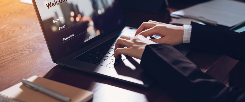 Üzletasszony biztonságos weboldalba lép be jelszóval