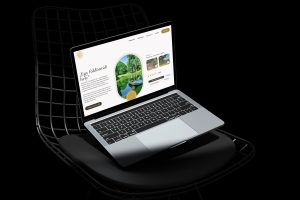 Laptopon megjelenő prémium weboldal elegáns, modern dizájnnal, természetközeli képekkel és letisztult arculattal.Laptopon megjelenő prémium szálláshely weboldala elegáns, modern dizájnnal, természetközeli képekkel és letisztult arculattal.
