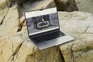 Laptopon megjelenő sportos, modern weboldal az Ibex Sport számára.