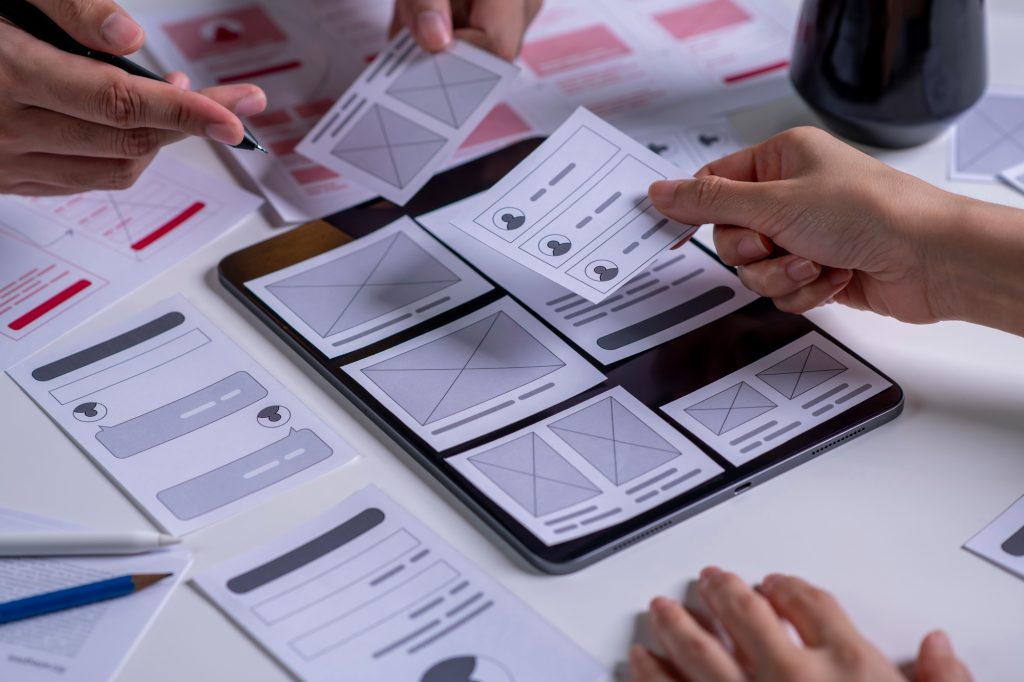 UX/UI prototípus wireframe-ekkel tablet és kézi vázlatok segítségével